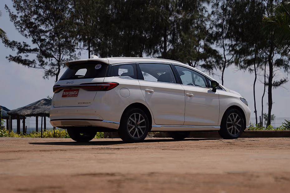 BYD eMAX 7 Rear Right Side Image