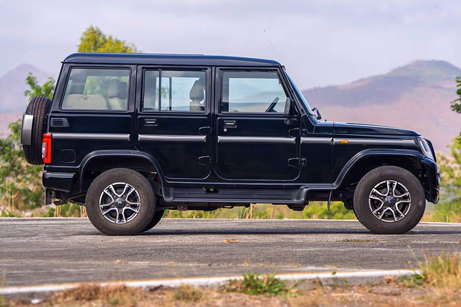 Mahindra Bolero Front Right View Image