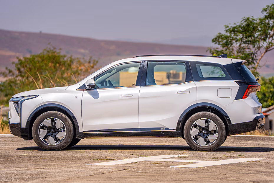 Mahindra XEV 9S Side View (Left)  Image