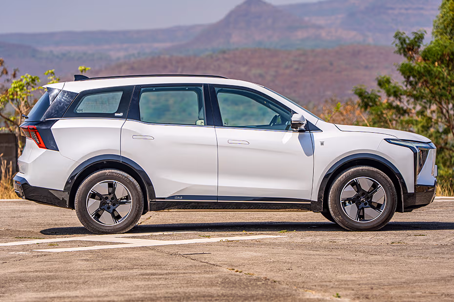 Mahindra XEV 9S Front Right View Image