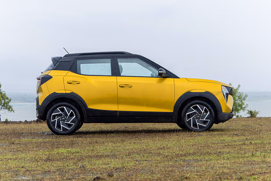 Mahindra XUV 3XO Front Right View Image