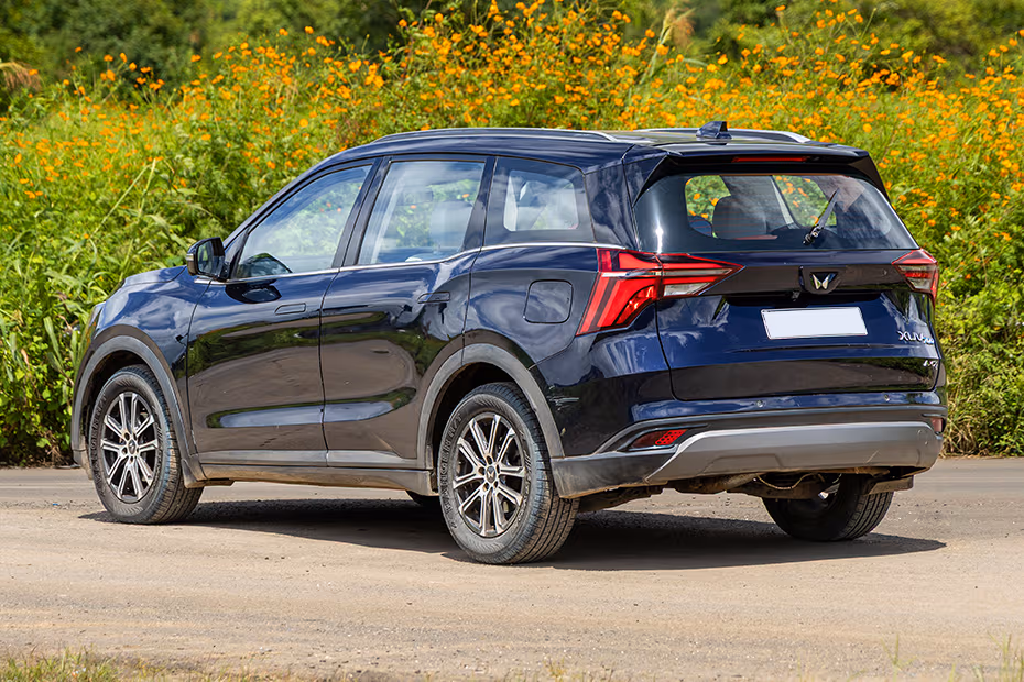 Mahindra XUV700 Rear Left View Image