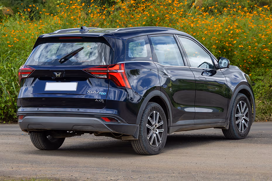Mahindra XUV700 Rear Right Side Image