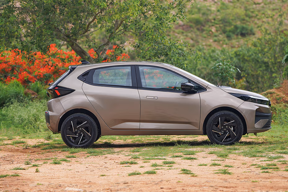 Tata Altroz Front Right View Image