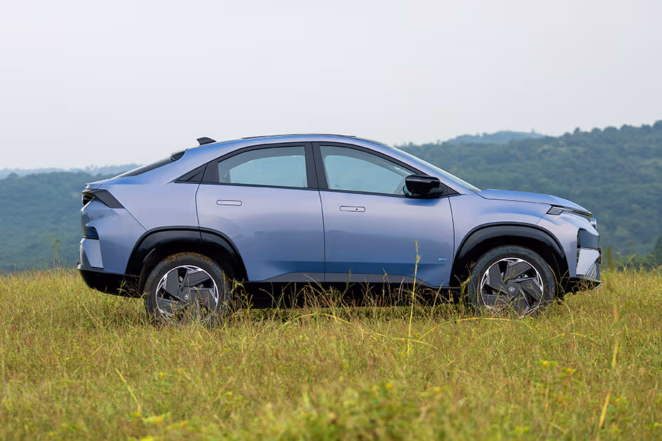 Tata Curvv EV Front Right View Image
