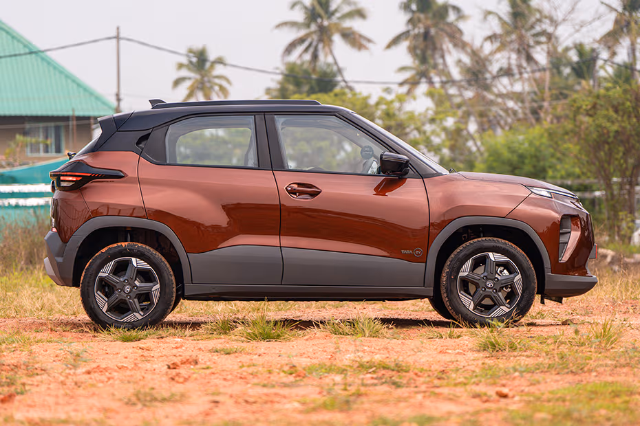 Tata Punch EV Front Right View Image
