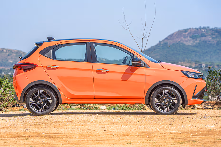 Tata Tiago Front Right View Image