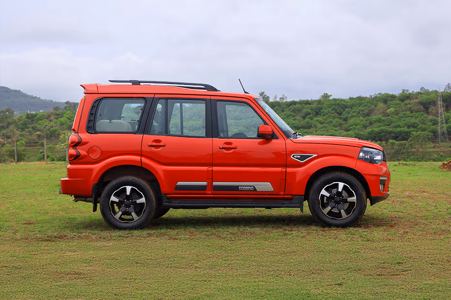 Mahindra Scorpio Front Right View Image