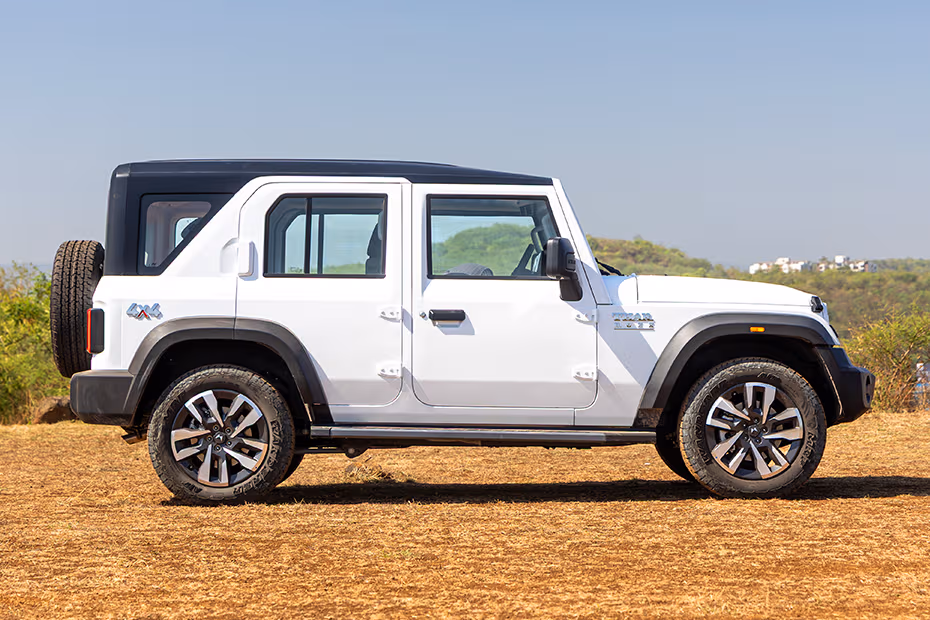 Mahindra Thar ROXX Front Right View Image