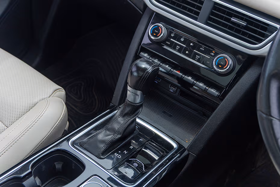 Mahindra XUV700 Gear Selector / Shifter